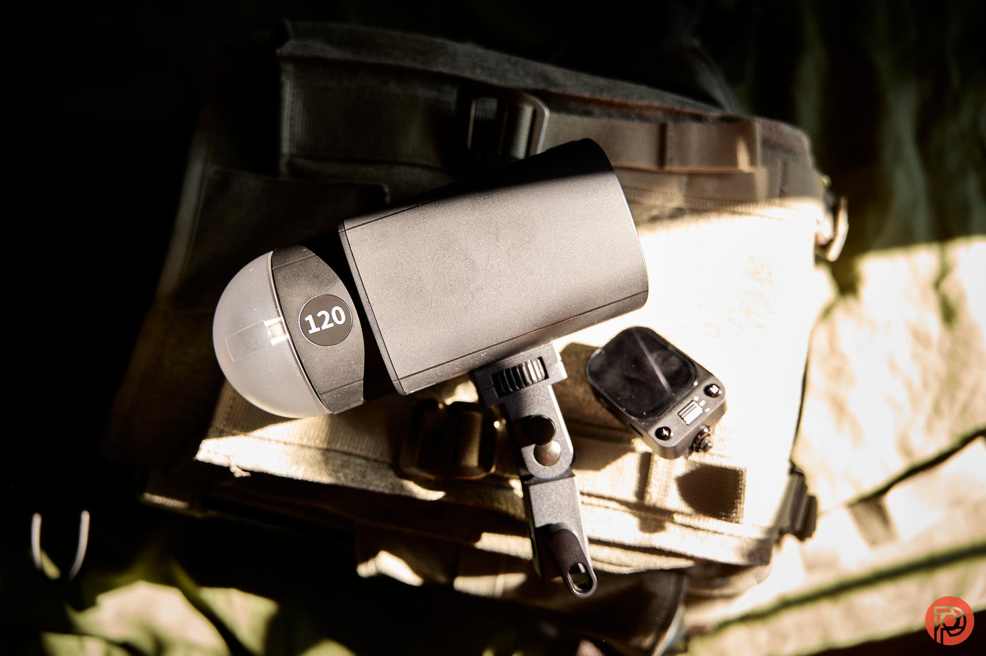 Neewer Q120 review: affordable 120Ws flash challenges daylight outdoors